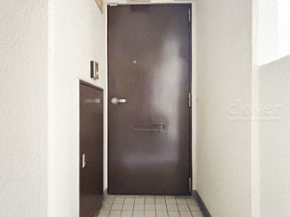 【その他共用部分】 | 皆様をお迎えする、お部屋の玄関ドア。開けやすさや開放角度、ドアノブの操作しやすさや鍵の形状などを、現地で一度ご確認ください。～即日のご見学可能～　お問合せはお気軽にどうぞ。