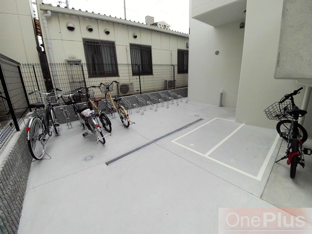 ONLYONE灘南通の駐車場