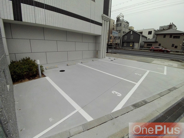 ONLYONE灘南通の駐車場