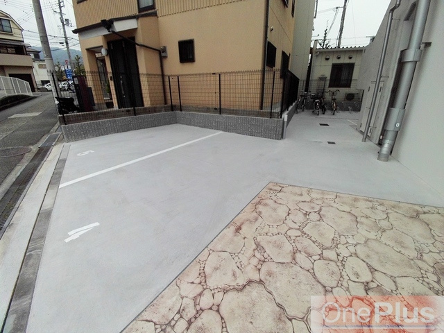 ONLYONE灘南通の駐車場
