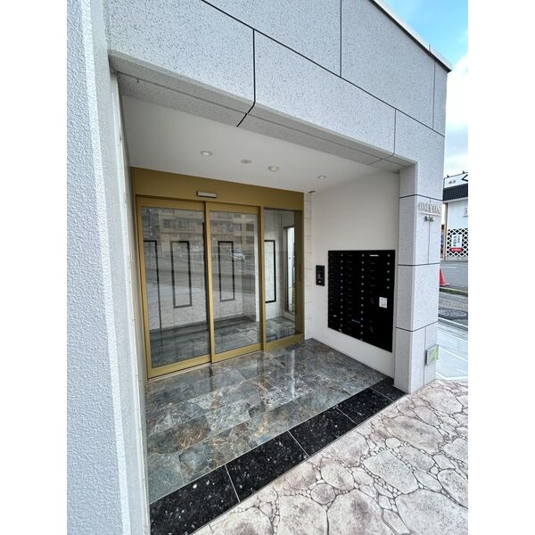 ONLYONE灘南通のエントランス