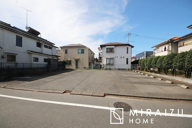 【前面道路含む現地写真】 | お車の運転に自信のない方でも安心かなと思います。とても解放感があり、日当たりも気持ちよさそうです。

