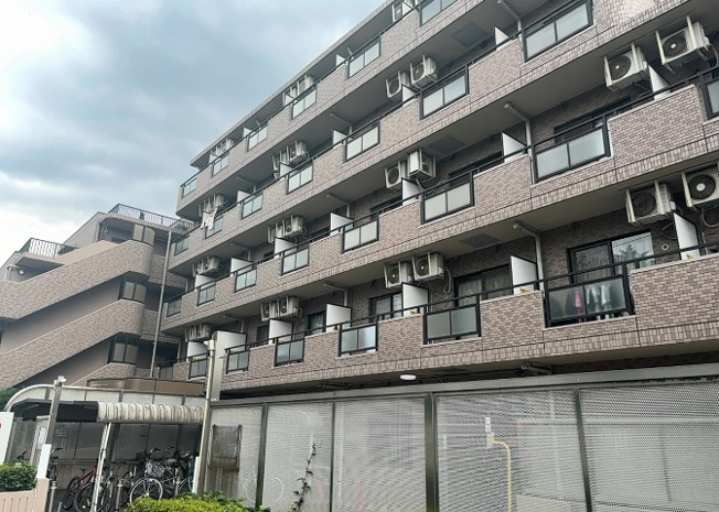 【外観】 | ライオンズマンション八王子第六 | 外観はマンション管理がされているかの目安になります。築年数が古いと、壁面は劣化してひび割れが生じることも！建物が古びていても細かいところが修繕されていると、きちんと管理されているなぁと感じるでしょう。