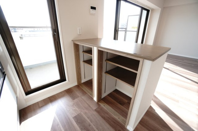 【キッチン】 | 【上質リノベ】コープ野村五日市グリーンスクエア隅の浜 | 【キッチンスペース】
キッチン前のカウンター下には収納スペースを確保。
日用品やストック類をすっきり収められ、
最終的には観音開き扉が設置されます。
勝手口も備わり、換気や動線にも配慮された設計。