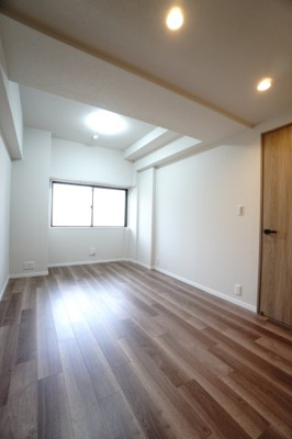 【洋室】 | 【上質リノベ】コープ野村五日市グリーンスクエア隅の浜 | 【洋室約6.6帖】
心と体をゆったりと安らげる主寝室。
寝室のゆとりが大きい分だけ、
暮らしの安らぎは深まります。
一日の疲れを癒すだけでなく、
ご夫婦の親密な語らいを紡ぎ出します。