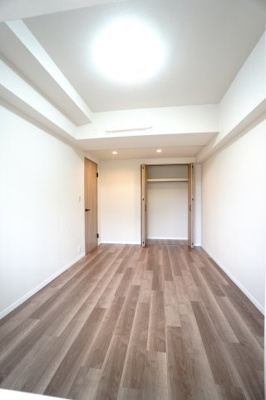 【洋室】 | 【上質リノベ】コープ野村五日市グリーンスクエア隅の浜 | 【洋室約6.6帖】
どんな家具や敷物でも部屋に馴染みやすく、
コーディネートがし易そうですね。
配置も柔軟に対応できるので身の回りの整理もし易い！
自分好みの空間に出来そうですね！