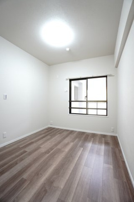 【洋室】 | 【上質リノベ】コープ野村五日市グリーンスクエア隅の浜 | 【洋室約4.7帖】
居室にはクローゼットを完備。
自由度の高い家具の配置が叶うシンプルな空間です。
お子様の成長と人数と共に必要になる
子供部屋にもぴったりの間取りですね。