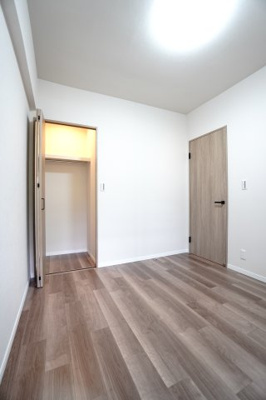 【洋室】 | 【上質リノベ】コープ野村五日市グリーンスクエア隅の浜 | 【洋室約4.7帖】
こども部屋をコーディネート！このぐらいの広さがあれば、 
お子さんの好きな色やモチーフを使ったコーディネートで、
勉強もお片付けも全部楽しいお気に入りの空間にしていけそうですね！