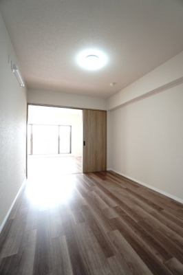 【洋室】 | 【上質リノベ】コープ野村五日市グリーンスクエア隅の浜 | 【洋室約5.8帖】
在宅勤務・リモートワークの書斎や、
趣味やくつろぎのスペースとしても。
家族と一緒に楽しい時間を過ごす中にも、
一人でくつろげる時間と場所は特に良いですね。
