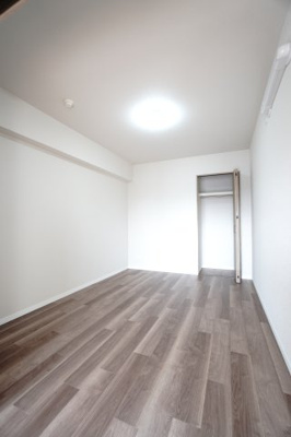 【洋室】 | 【上質リノベ】コープ野村五日市グリーンスクエア隅の浜 | 【洋室約5.8帖】
将来、家族構成が変わった時等、第2子供部屋としても活用できそうですね！
勿論、エアコンの先行配管もしてあるので、壁付けのエアコン設置OKです！
快適な居室環境で過ごせそうです！