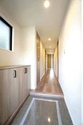 【玄関】 | 【上質リノベ】コープ野村五日市グリーンスクエア隅の浜 | 【玄関ホール】
人を迎え入れる最初の場所だからこそ、
清潔感があり纏まった空間にして頂ける様に
カウンター付きシューズBOXを設置。
窓も有り、照明はオートライト。消し忘れや出入りが暗くならなく済む！