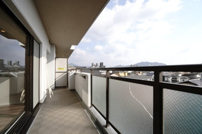 【バルコニー】 | 【上質リノベ】コープ野村五日市グリーンスクエア隅の浜 | 【バルコニー】
リビング全面が接するワイドバルコニー。
前面の建物が邪魔することなくよく陽が当たり、お洗濯物もすぐ乾きそう！
この位の広さがあると、エアコン室外機を置いても十分なスペースを保てます。