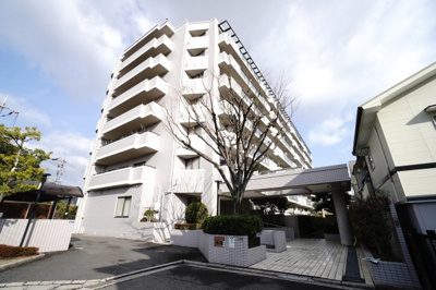 【外観】 | 【上質リノベ】コープ野村五日市グリーンスクエア隅の浜 | 【耐震性】
耐震性の高さを判断するポイントは、
建築確認申請日が1981年6月1日以降の
新耐震基準に適合しているかどうか。
震度６程度の大地震でも
建物が崩壊しないレベルが基準になりました。