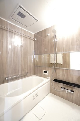 【浴室】 | 【上質リノベ】コープ野村五日市グリーンスクエア隅の浜 | 【バスルーム】
TOTO社製RWシリーズは
「ゆるリラ浴槽」「カラリ床」で独自の技術によりバスタイムを
よりよく演出してくれます！
更に、浴室暖房乾燥機が標準設備！
お手入れが楽なシステムバスです。