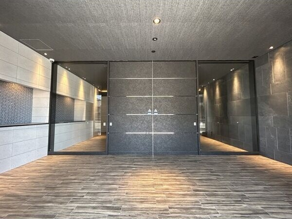 S-RESIDENCE桜本町awesomeのエントランス