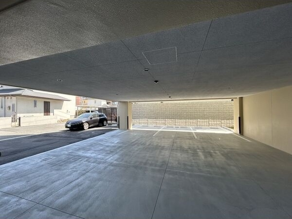 S-RESIDENCE桜本町awesomeの駐車場