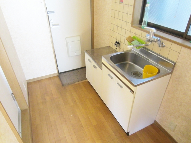 メゾンエトワールのキッチン|キッチンシンクの前には窓あり