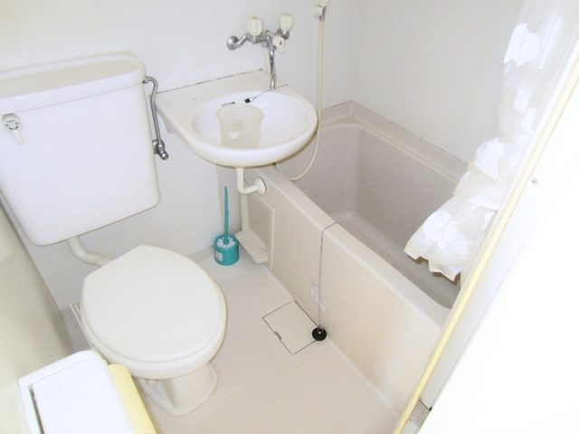 メゾンエトワールの浴室|３点のユニットバスとなります