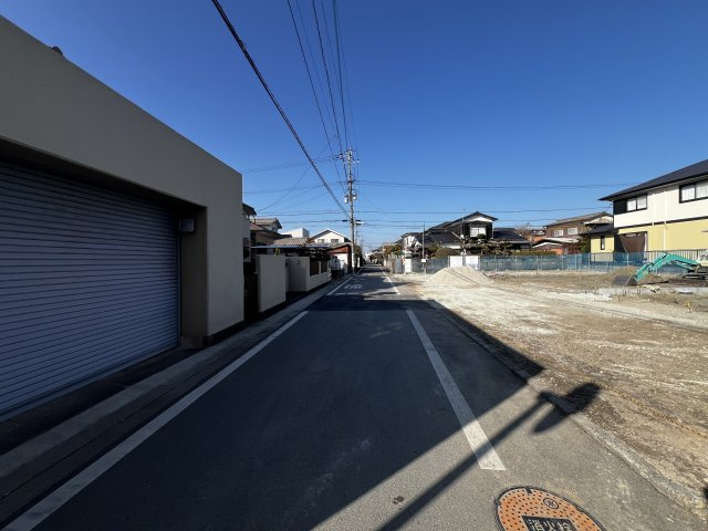 久留米市南４丁目の新築一戸建の前面道路含む現地写真|前面道路が狭い物件が多い南エリアで珍しい幅員４ｍを超える道路です♪