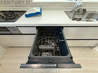 食器洗浄乾燥機は手洗いに比べて時間や労力を節約できます。また、高温のお湯で洗浄されるため、雑菌や細菌を殺菌する効果もあります。さらに、乾燥機能があるため、手で拭く手間も省け衛生的に保管できます。