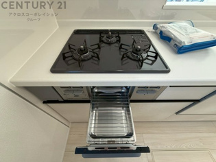 多数の調理器具を同時に使用でき、料理の効率化が可能。省エネで節約になり、様々な料理スタイルに適応できます。また、火力調整が独立しており、手入れや掃除もしやすく、今よりもっとお料理が楽しくなるかも。