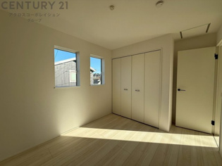 寝室…リラックスできるプライベート空間で、快適な睡眠をサポート。個人の好みに合わせたインテリアや寝具で心地良さを追求。プライベートな時間を過ごし、リフレッシュする場所におすすめです。