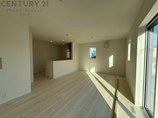 リビングダイニングは家族や友人とのコミュニケーションを楽しむ場所でくつろぎながら食事や会話を楽しめ、多目的に利用できリラックスできる空間です。家庭内の中心として機能し、快適な生活をサポートします。