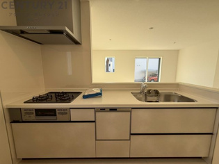 シンプルなデザインと使いやすさを兼ね備えた対面式システムキッチンは、効率的な作業スペースを提供し、家族やゲストとのコミュニケーションを促進します。