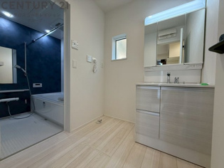 衣服の収納や脱ぎ着や整理整頓がしやすく、湿った衣類を乾燥させるスペースがありカビや臭いの発生を防ぎます。床の汚れを他の部屋に持ち込まず清潔を保つことができます。また快適な入浴環境の整備にも役立ちます。