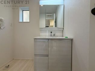 化粧品や洗顔料、歯ブラシなどの必需品をまとめて置ける収納スペースがあり、使用するたびに取り出す手間が省けます。また、水回りのため、濡れても大丈夫な素材が使用されており、お手入れが簡単です。