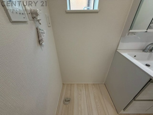 洗濯物の仕分け作業がしやすく、整理整頓が容易になります。洗濯音や湿気を他の部屋に持ち込まず、生活環境を快適に保ちます。上部を活用すれば収納スペースを確保でき洗剤や洗濯用品の整理もしやすくなります。