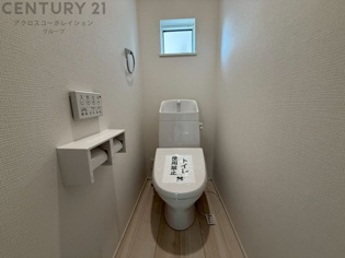 温水洗浄便座付トイレは温水洗浄機能により、暖かい水でおしりを洗浄することができ、冷たい水を使う従来の便座に比べ、温水洗浄機能で暖かいトイレを提供し、快適な使用を可能にします。