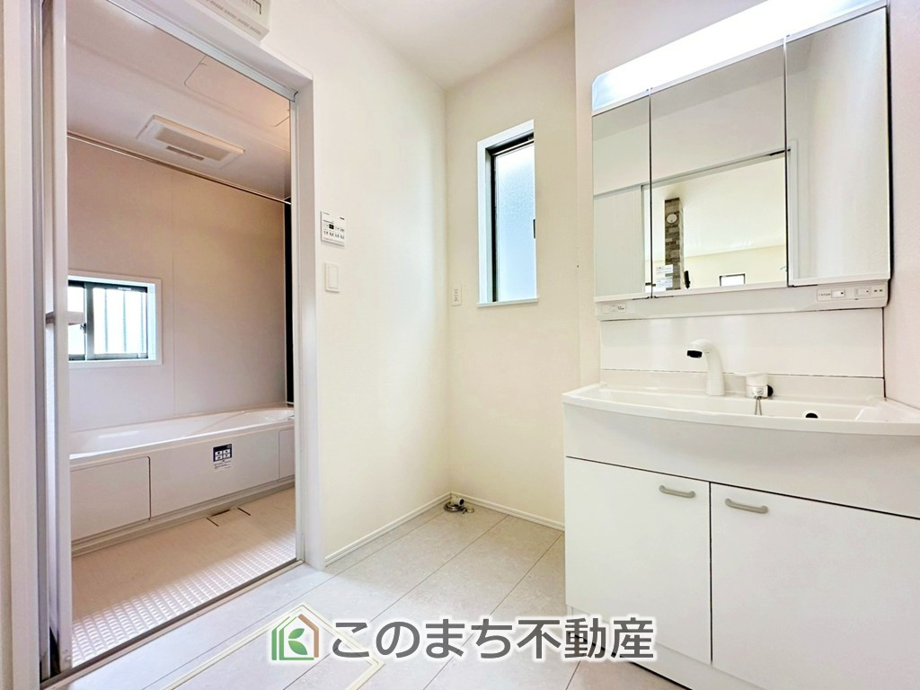 ハートフルタウン宇都宮市白沢町2061番の独立洗面台|シャンプードレッサーで朝の身支度♪伸びるホースでお掃除も簡単清潔です！