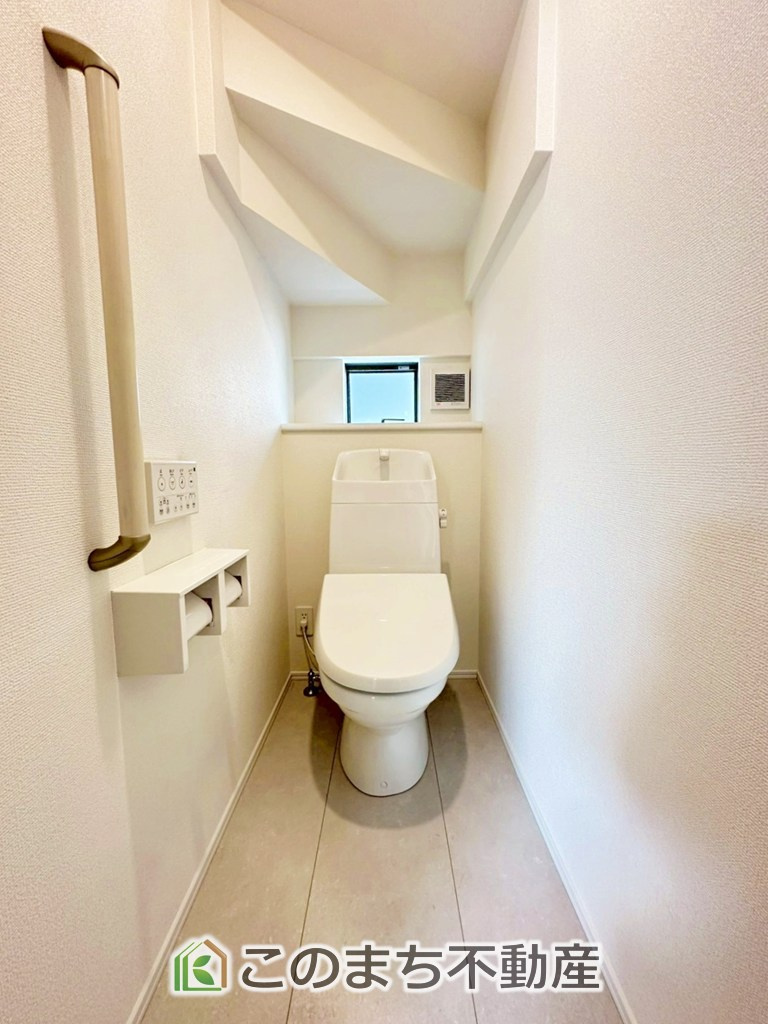 ハートフルタウン宇都宮市白沢町2061番のトイレ|小窓から換気ができて清潔なトイレスペース☆
