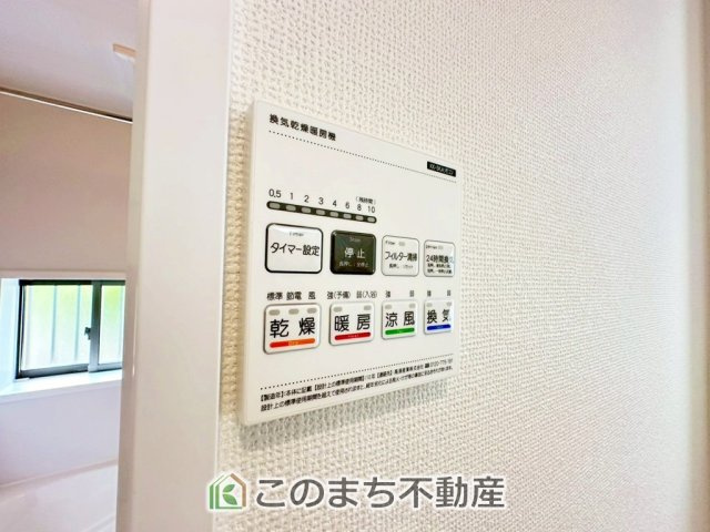 ハートフルタウン宇都宮市白沢町2061番の設備|雨の日や湿気の多い梅雨時期など、洗濯物が乾き難い時期に重宝する浴室換気乾燥機。乾燥機能だけではなく、冬場の浴室内の寒暖差を緩和する暖房機能も標準装備。ヒートショック対策に一役買います。