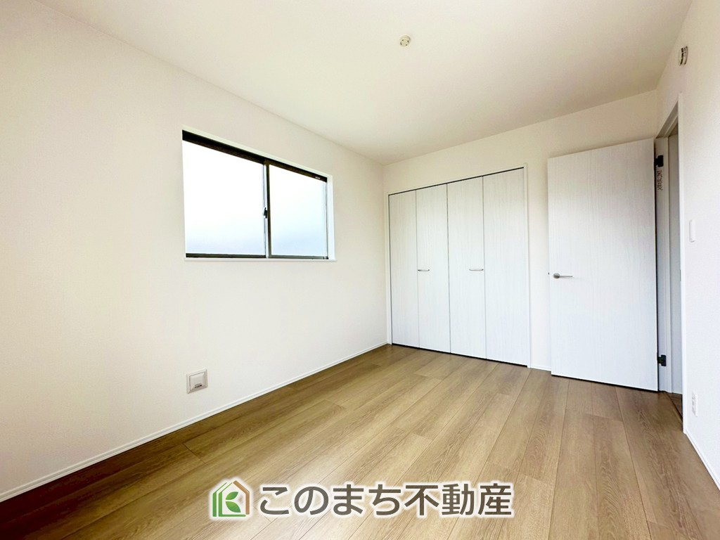 ハートフルタウン宇都宮市白沢町2061番の洋室|日当たりが良く明るい洋室です。クローゼット付きで家具の配置がしやすく居心地の良いプライベート空間を演出します。