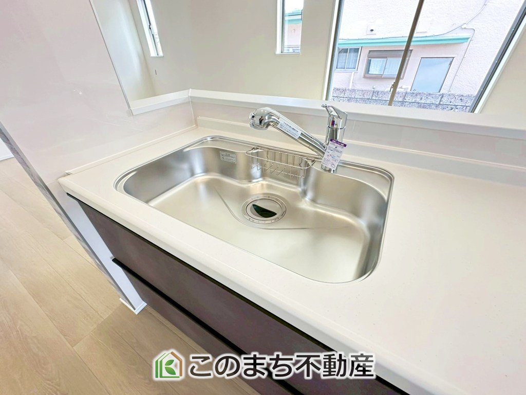 ハートフルタウン宇都宮市白沢町2061番のキッチン|ビルトイン型浄水器を内蔵したキッチン水栓。お米を研いだり、野菜を洗ったりするときなど用途に応じてワンタッチで浄水に切り替えが可能です。カートリッジ式なので、フィルターを簡単に交換する事が出来ます。