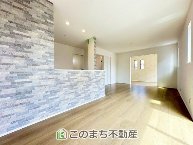 ハートフルタウン宇都宮市白沢町2061番の居間・リビング|開放感のある広々としたリビング☆家族みんなでゆったりくつろげます♪ 南側から暖かな日差しが差し込みます♪キッチンからリビングの様子がよく見渡せます☆