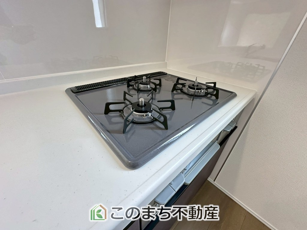 ハートフルタウン宇都宮市白沢町2061番のキッチン|三ツ口コンロ採用で、同時調理もスムーズ◎！お料理を並べられるカウンター付きで、配膳・片付けをサポート！リビングで過ごすご家族とコミュニケーションを楽しみながら作業可能です♪