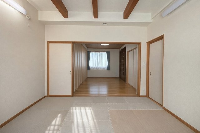 小牧市東4丁目　中古戸建の洋室|2Fの洋室です☆　※AI加工画像につき現況と異なります。