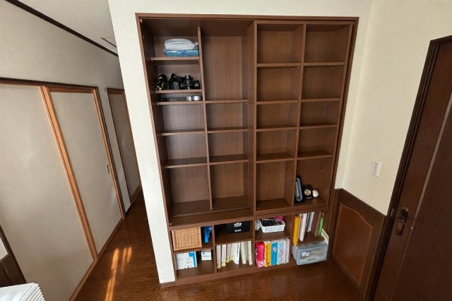 小牧市東4丁目　中古戸建のその他|備え付けの本棚付き！