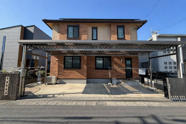 小牧市東4丁目　中古戸建の外観|一条工務店施工の注文住宅。全館床暖房の７LDK！オール電化で蓄電池付！
小・中学校、イオン小牧店　近く。