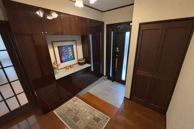 小牧市東4丁目　中古戸建の玄関|広々とした玄関と大きな収納のあります！