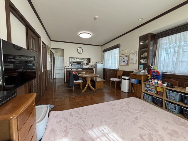 小牧市東4丁目　中古戸建の居間・リビング|約18帖のLDKでゆとりのある広さです☆