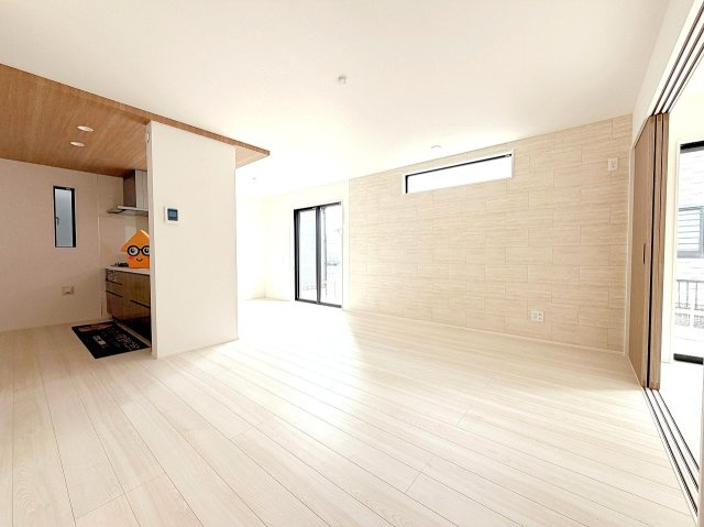 島田市金谷泉町／　新築戸建の居間・リビング|大きな窓で明るいリビングスペースです☆長時間過ごす場所だから、その空間は住まい全体の居心地を左右します。