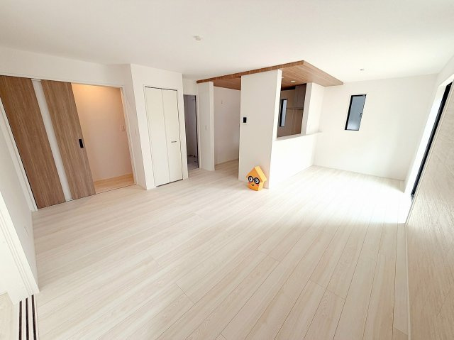 島田市金谷泉町／　新築戸建の居間・リビング|南向きの陽光がたっぷり入る、明るく開放的なLDK。広々リビングと対面キッチンで、ご家族の会話が自然と生まれる空間です。