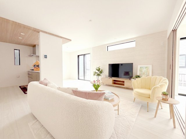 島田市金谷泉町／　新築戸建の居間・リビング|※掲載の家具はCG画像です
大きな窓で明るいリビングスペースです☆長時間過ごす場所だから、その空間は住まい全体の居心地を左右します。