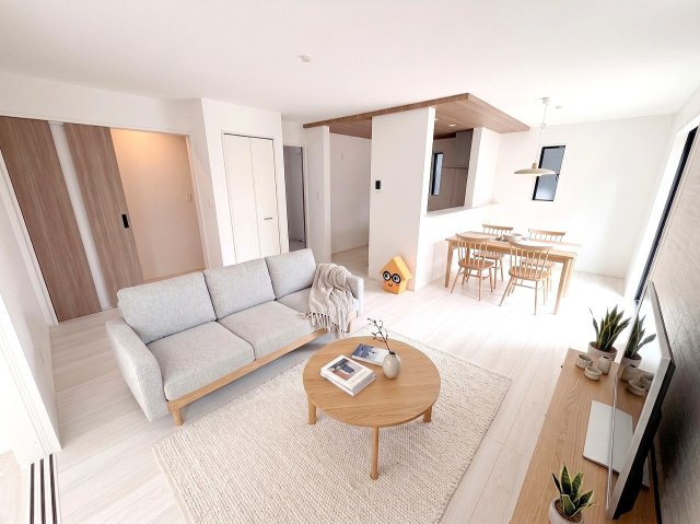 島田市金谷泉町／　新築戸建の居間・リビング|※掲載の家具はCG画像です
南向きの陽光がたっぷり入る、明るく開放的なLDK。広々リビングと対面キッチンで、ご家族の会話が自然と生まれる空間です。