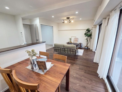 【居間・リビング】 | 灘区桜ヶ丘ホームズ | 【リフォームイメージ写真】南東向きバルコニーに面した明るいリビング