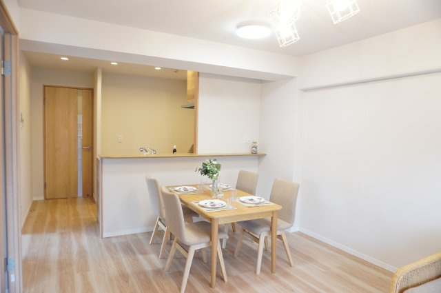 日商岩井草加マンションの居間・リビング